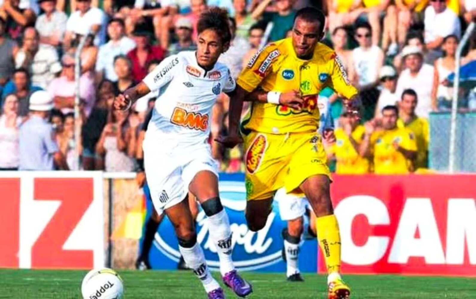 Neymar conduce el balón ante Eric Batista de Goes, padre de Rodrygo Goes