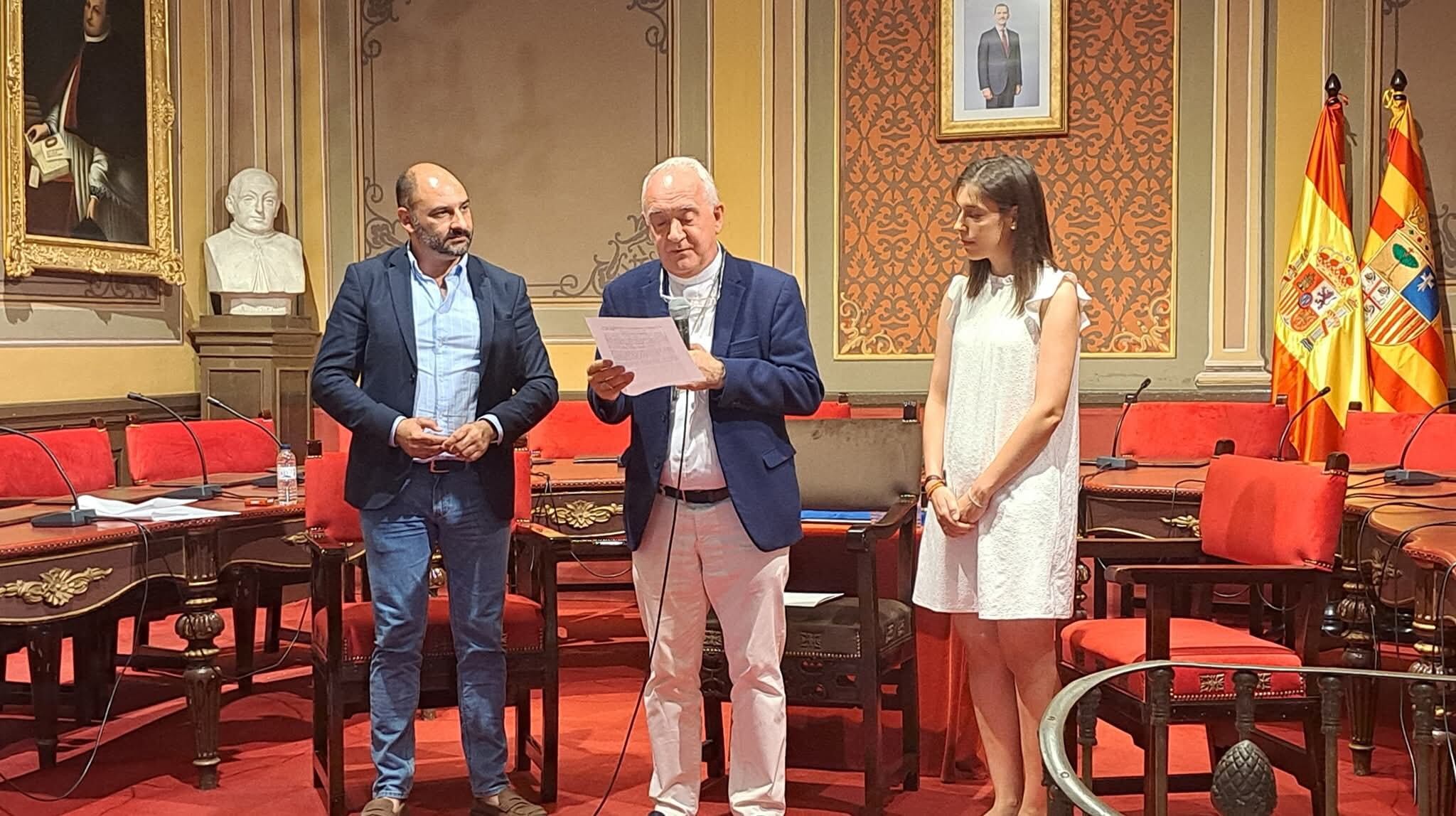 Intervención de Ángel Pérez acompañado por Lorena Espiérrez y Fernando Torres. Foto: Ayuntamiento de Barbastro