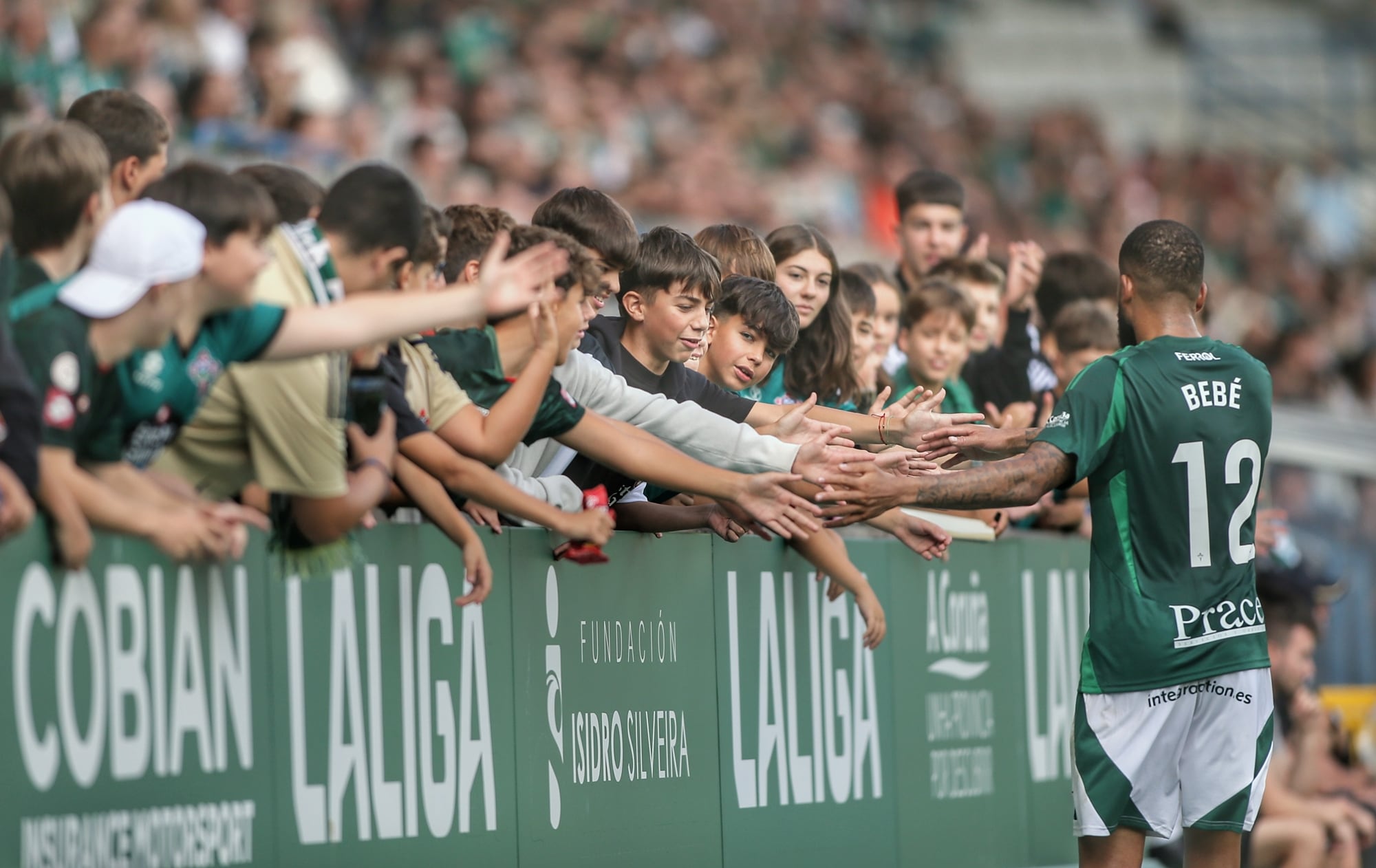 Bebé saluda a espectadores de A Malata durante el Racing-Mirandés (foto: Mero Barral / Cadena SER)