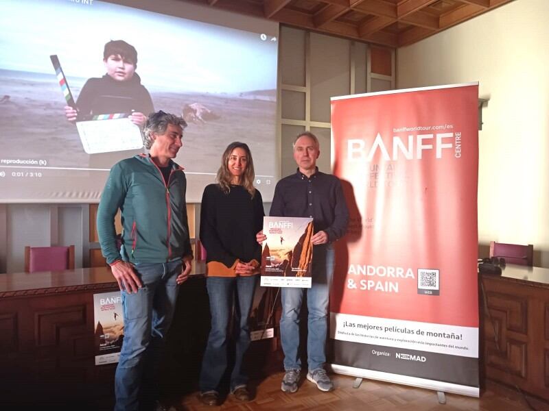 Presentación en el Salón de Ciento de Jaca con el concejal José Manuel de Prada, la directora del festival en España, Eunate Saiz y el responsable del rocódromo Indoorwall, José Luis Gómez.