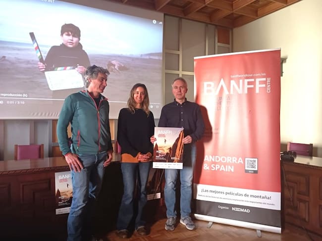 Presentación en el Salón de Ciento de Jaca con el concejal José Manuel de Prada, la directora del festival en España, Eunate Saiz y el responsable del rocódromo Indoorwall, José Luis Gómez.