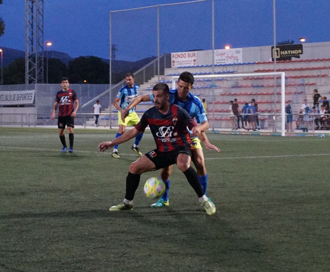Abraham Gomis volvió a vestir la camiseta del C. D. Eldense y dio la asistencia del segundo gol