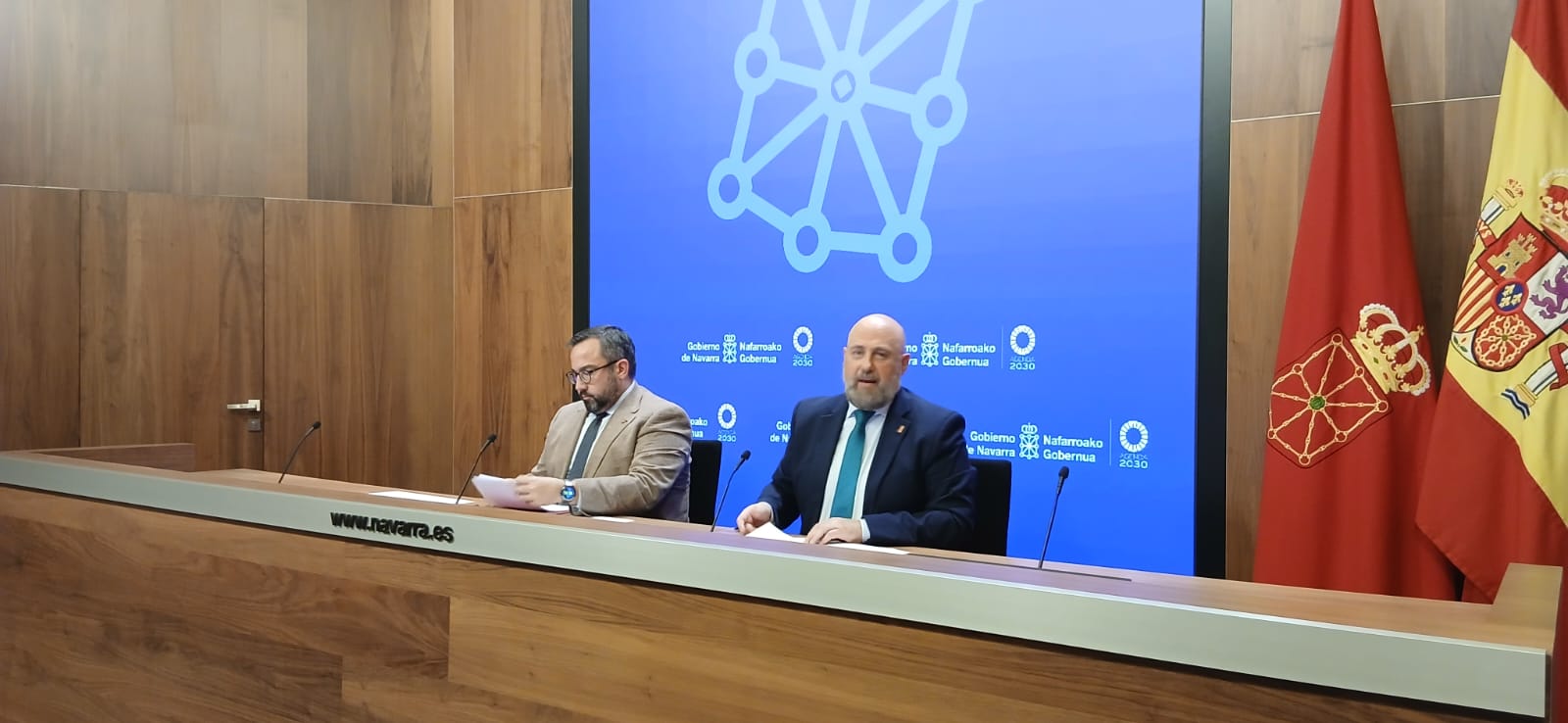 Javier Remírez, vicepresidente primero, y José Luis Arasti, consejero de Economía y Hacienda, en la rueda de prensa posterior a la sesión de gobierno de este miércoles.