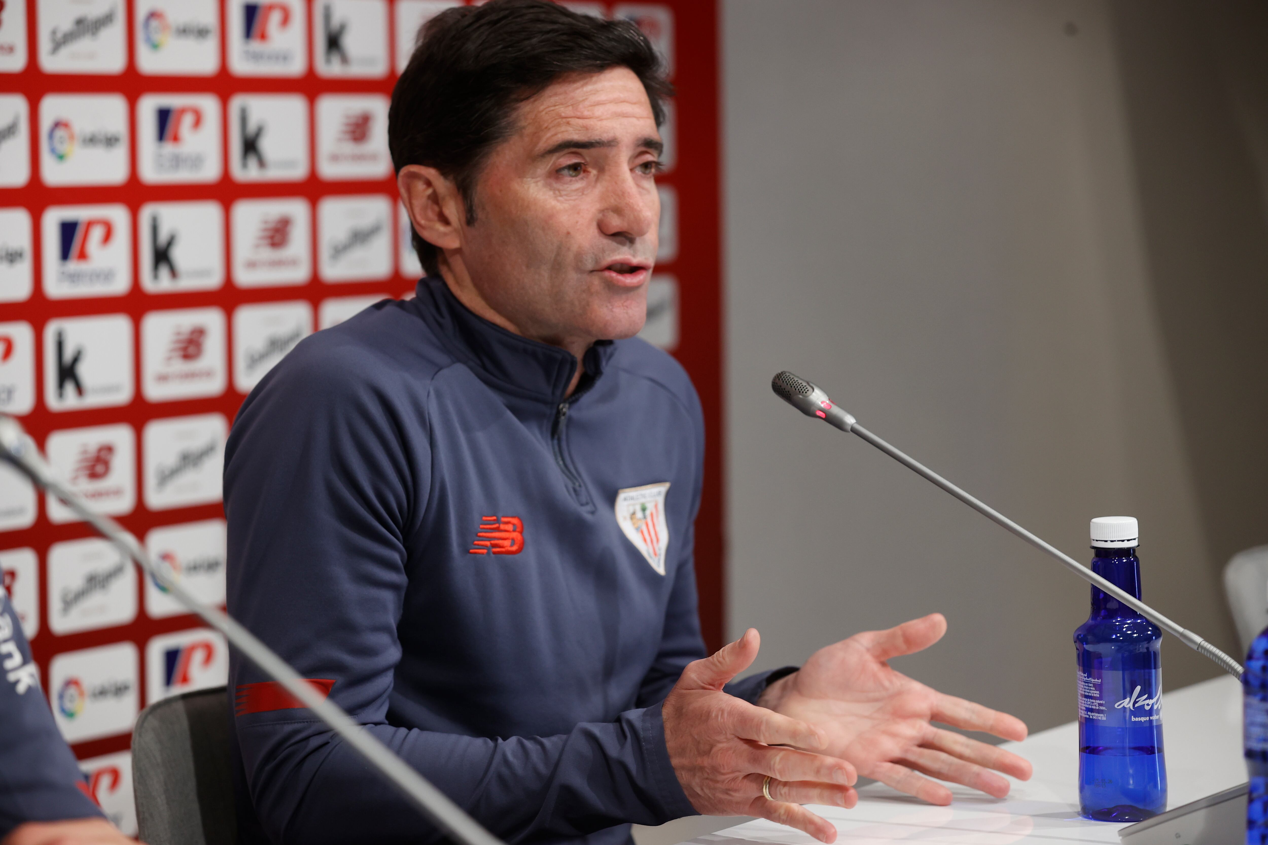 GRAFCAV4978. LEZAMA (BIZKAIA), 29/04/2022.- El entrenador del Athletic de Bilbao, Marcelino García Toral, ha ofrecido este viernes una rueda de prensa tras el entrenamiento con el que el club rojiblanco ha preparado el partido liguero del sábado ante el Atlético de Madrid en San Mamés. EFE/Miguel Toña
