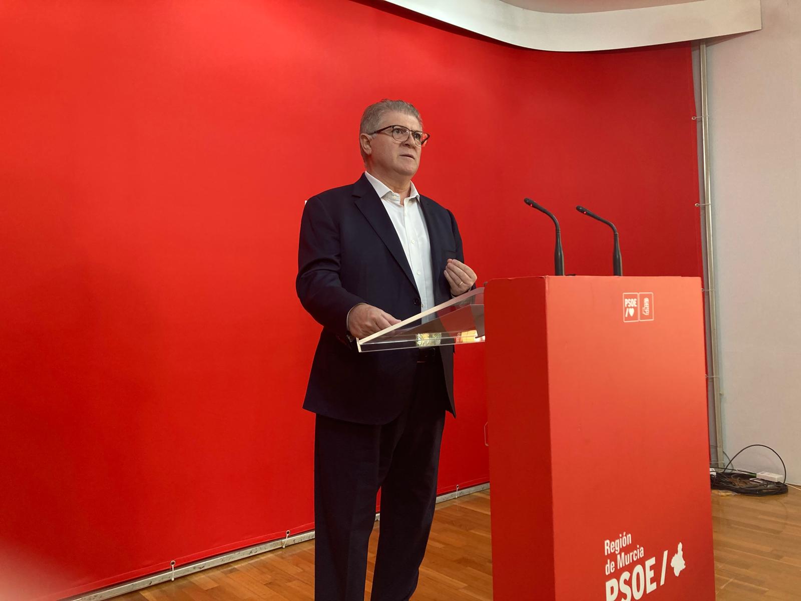 Pepe Vélez en la sede del PSRM-PSOE