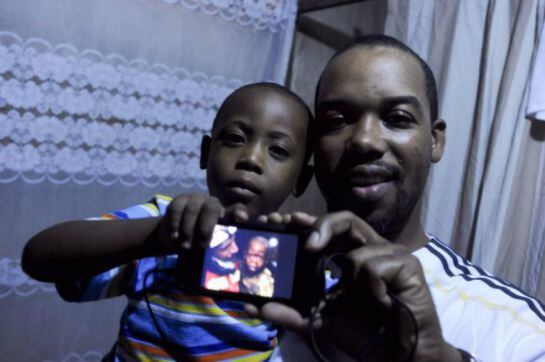 La famosa fotografía de Redji en brazos de Felix del Amo en primer plano en el teléfono móvil del padre