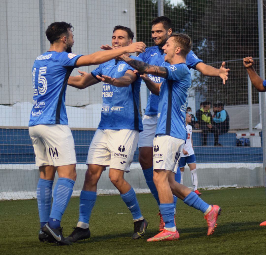 Parte de la plantilla del Mar Menor celebrando el gol de Molinero