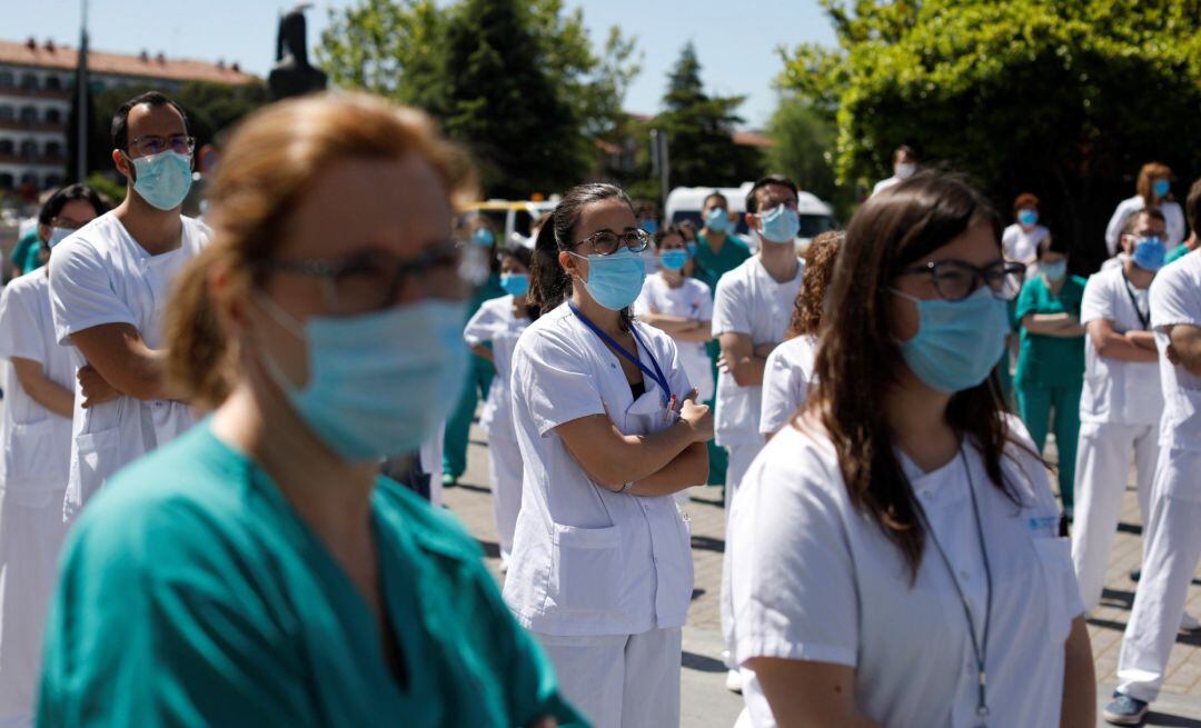 Varios profesionales sanitarios protegidos con mascarillas.