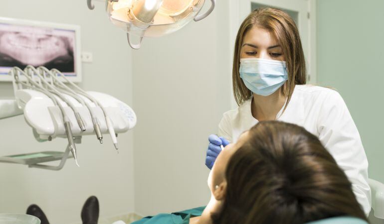 El colegio de dentistas pide una regularización de las clínicas.