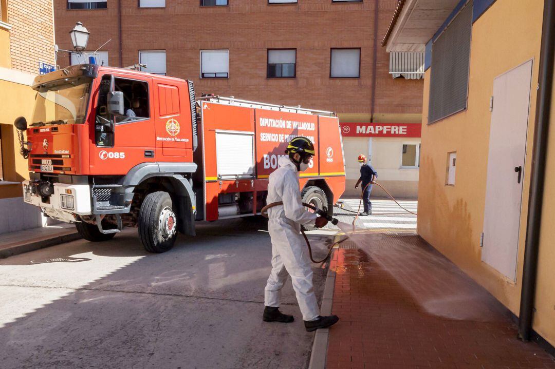 La Diputación de Valladolid lleva a cabo labores de desinfección en Pedrajas e Íscar