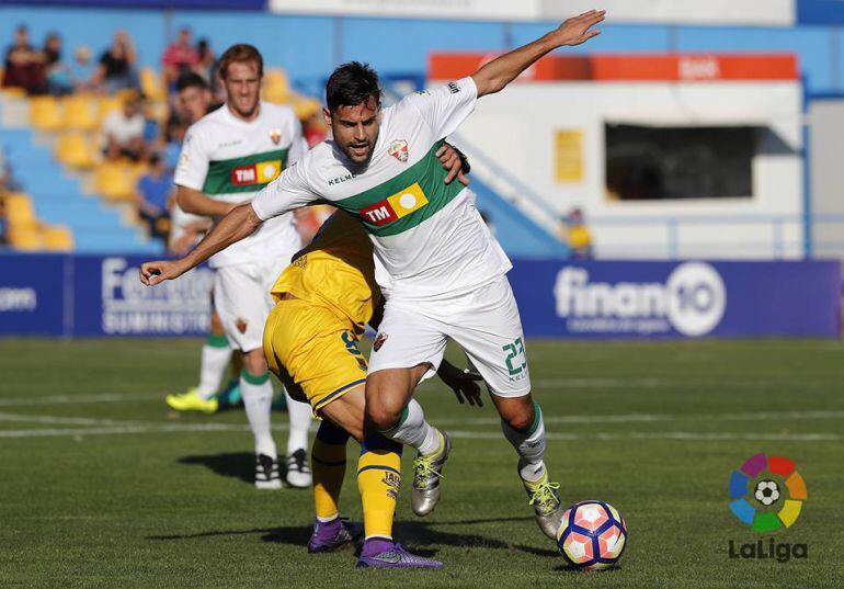 Dorca pugna por el balón con el jugador del Alcorcón Aguza