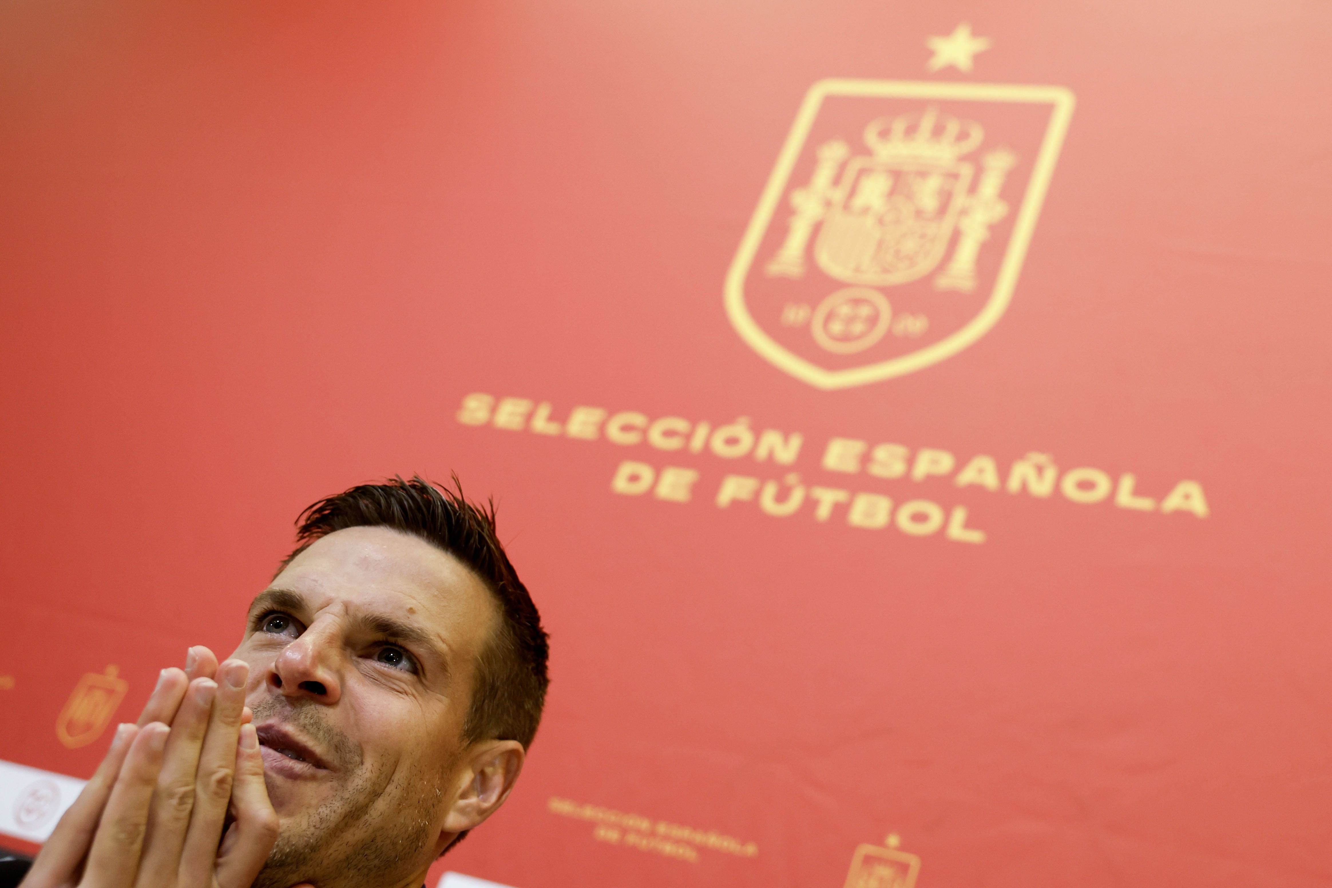 El jugador la Selección Española de Fútbol César Azpilicueta, durante una rueda de prensa