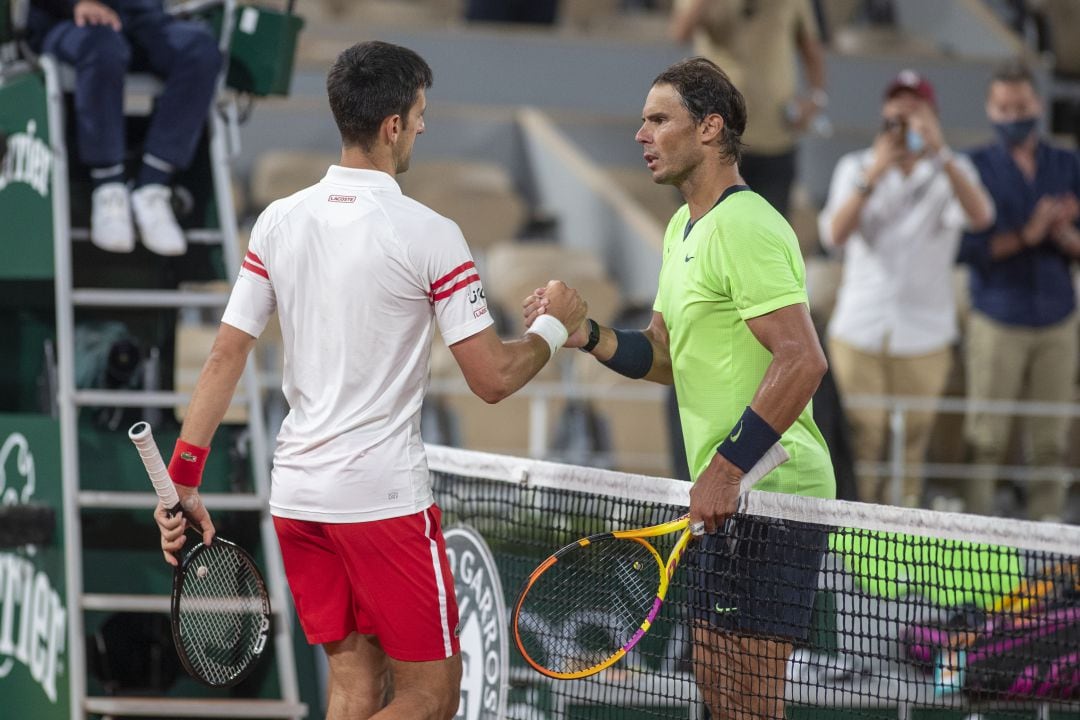 Saludo entre Rafa Nadal y Novak Djokovic en Roland Garros 2021