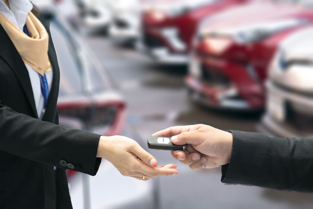 Entrega de llaves tras vender un coche. 