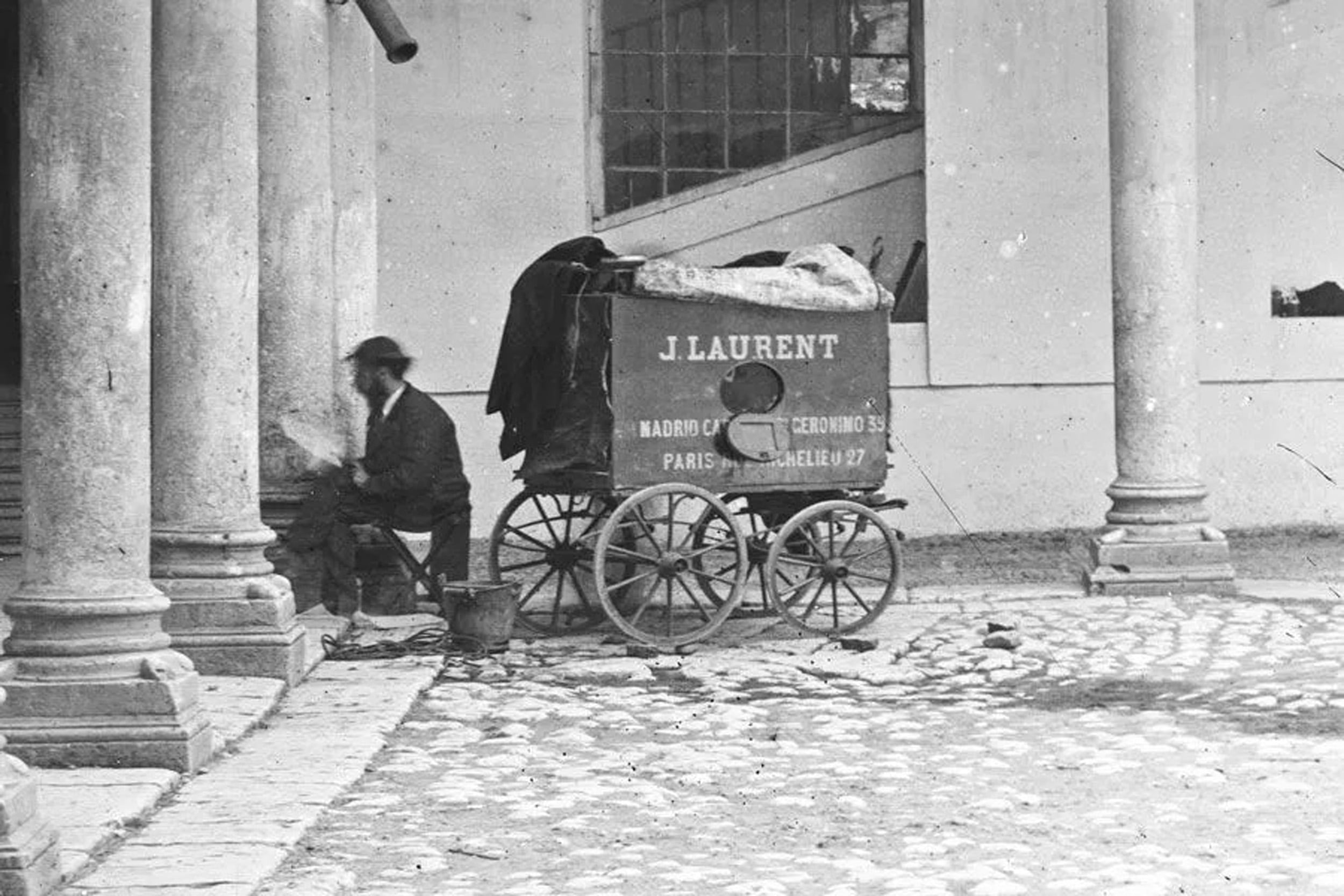 Jean Laurent y su carrito con el material fotográfico / Ministerio de Cultura