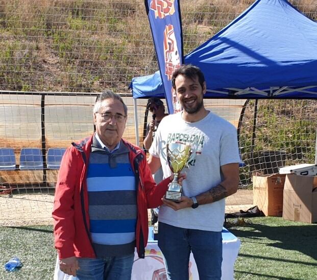 Francesc Haro va recollir com a representant dels Uroloki la copa que els acredita tercers  a la Copa Catalana de mans del president de la Federació Catalana de Futbol Americà, Joan Josep Ayuso.