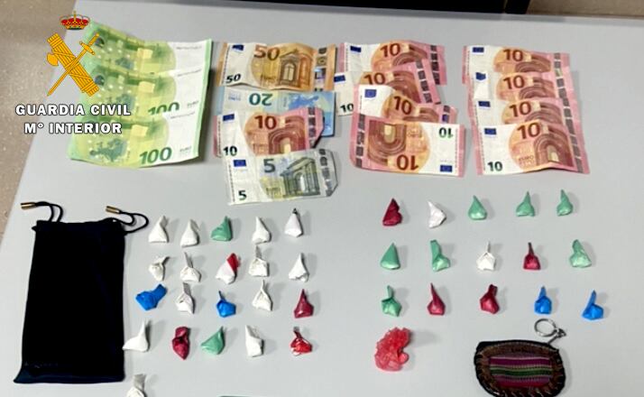 Bolsas de cocaína y dinero en metálico que recuperó la Guardia Civil en La Carolina.