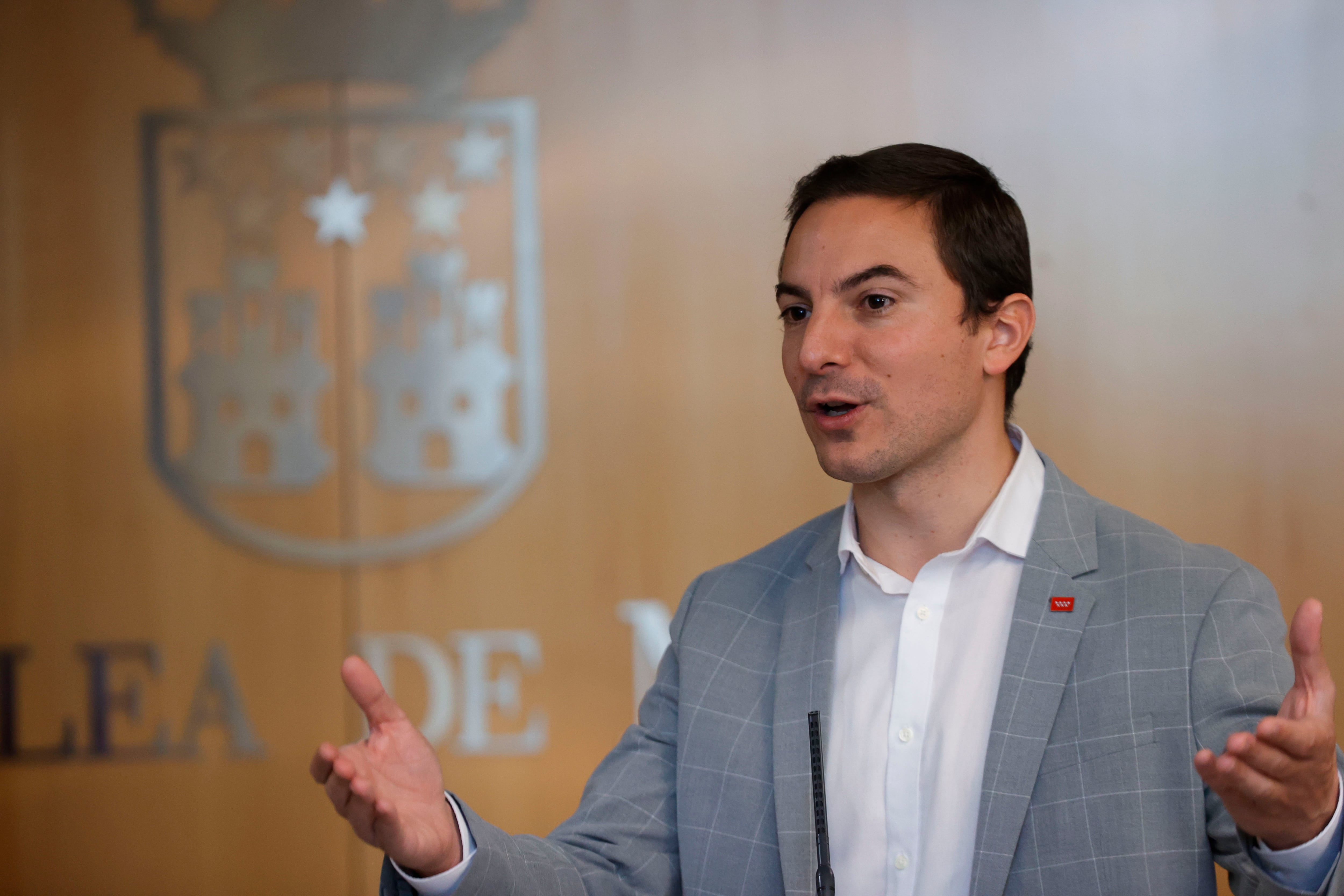 El portavoz socialista Juan Lobato durante la rueda de prensa ofrecida en el pleno de la Asamblea de Madrid que se celebra este jueves. EFE/Zipi