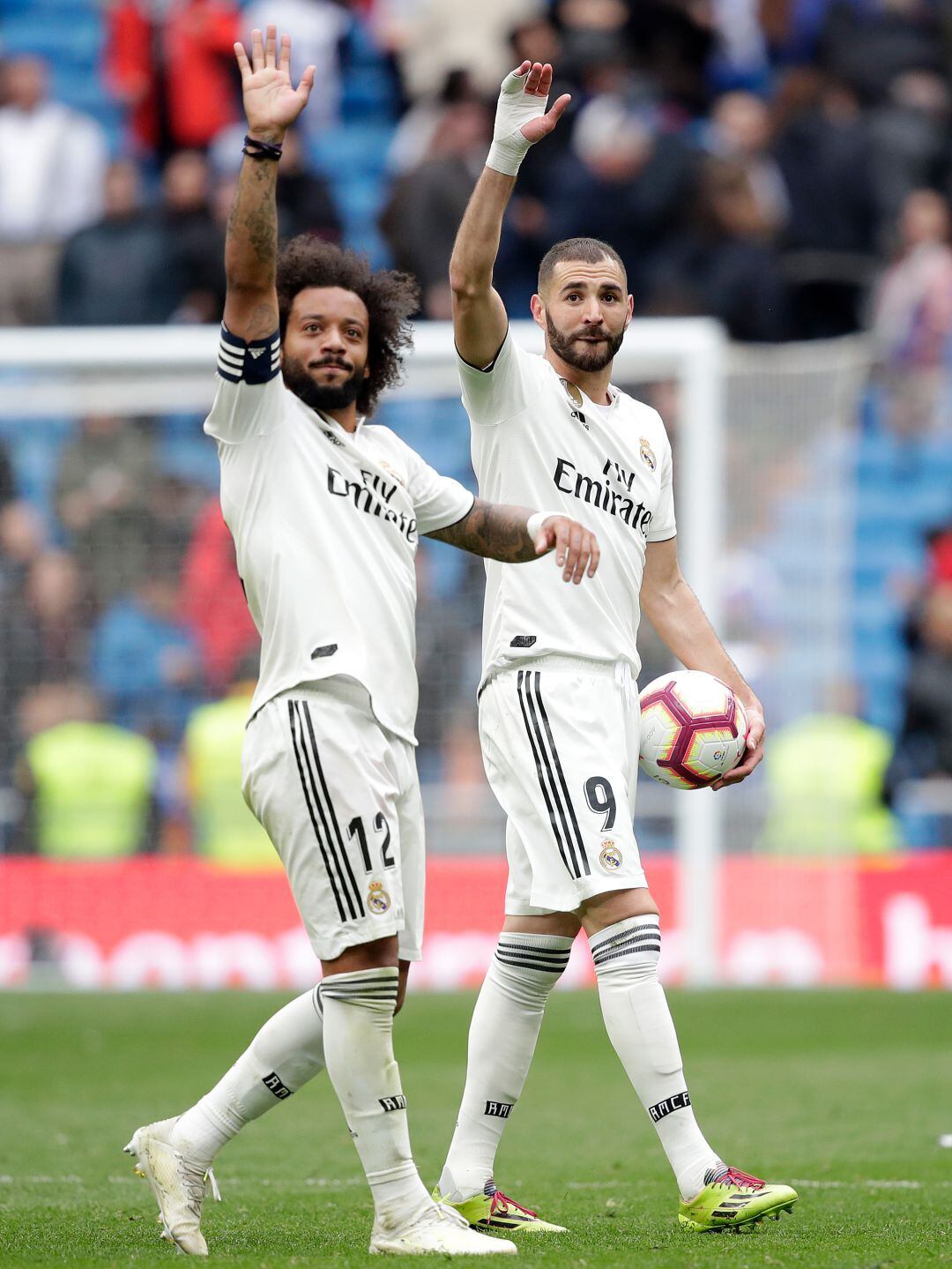 Marcelo saluda al público junto a Karim Benzema.