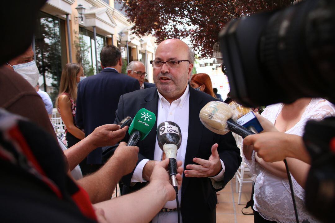 Diego Martínez atendiendo a la prensa en la presentación del Festival Internacional de Música y Danza &#039;Ciudad de Úbeda&#039;