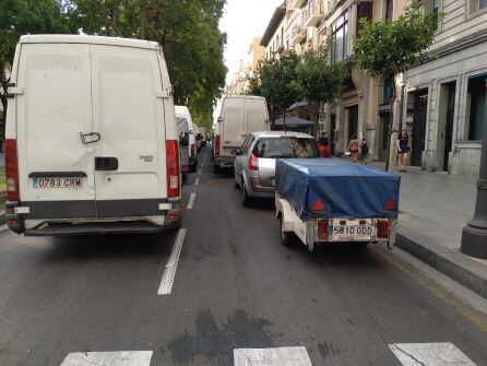 Les furgonetes dels marxants aparcades a la Rambla