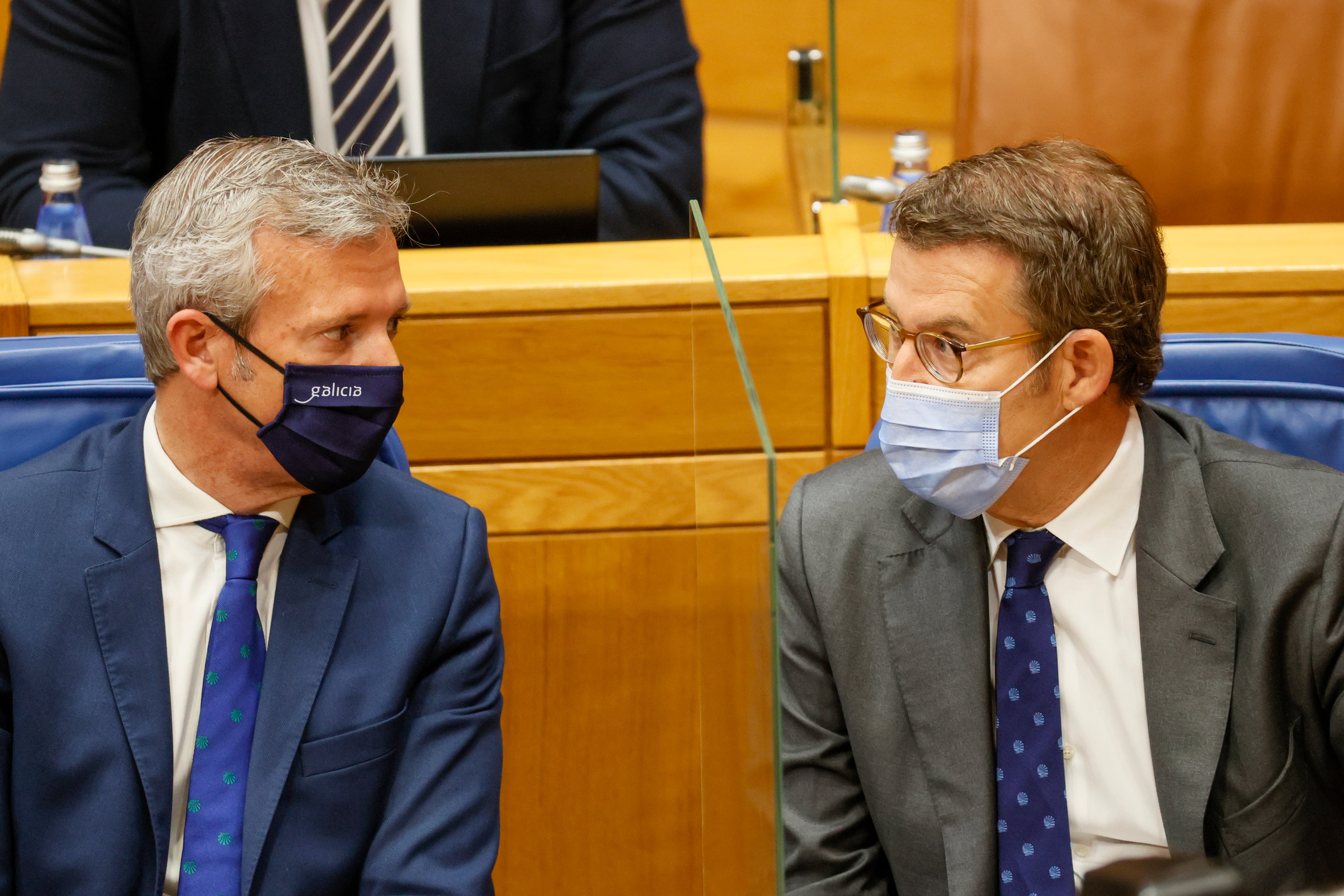 SANTIAGO DE COMPOSTELA, 10/5/2022.- Alfonso Rueda (i) conversa con Alberto Núñez Feijóo antes de pronunciar su discurso de investidura en el Parlamento gallego en la primera jornada del debate tras el cual relevará a Núñez Feijóo en la Presidencia de la Xunta, este martes, en el Parlamento de Galicia en Santiago de Compostela. EFE/Lavandeira jr
