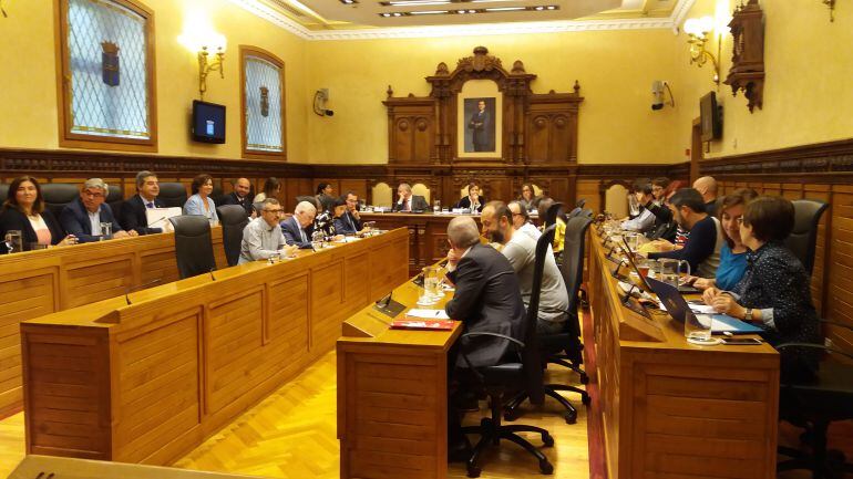 Concejales en el Salón de Plenos del Ayuntamiento de Gijón