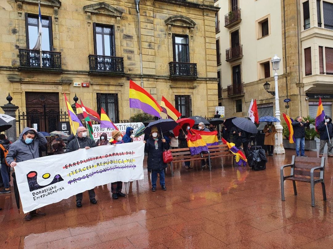 El Movimiento Republicano de Euskadi y Ezker Anitza-IU se han concentrado este lunes, Día de la Constitución, en San Sebastián y Vitoria para reclamar el fin de la monarquía y una Constitución republicana que &#039;ponga fin a todos los déficit del Estado&#039;