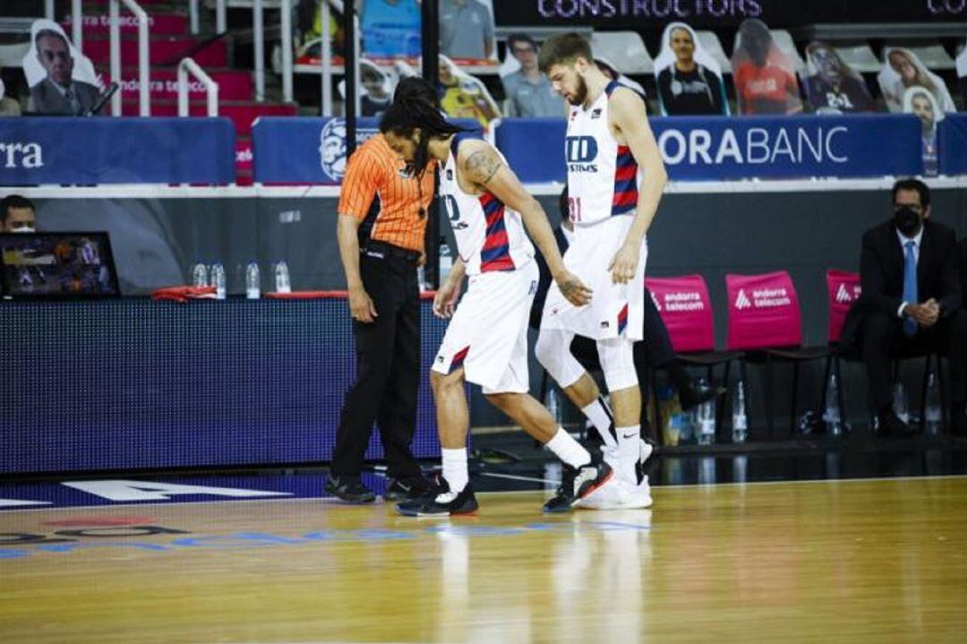 Henry se retira cojeando del polideportivo de Andorra.