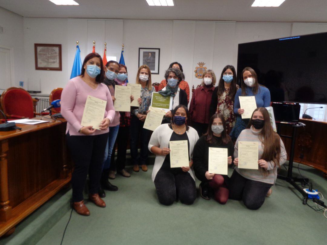 Alumnas y monitoras posan en el acto de entrega de diplomas con la concejal Cristina Valderas