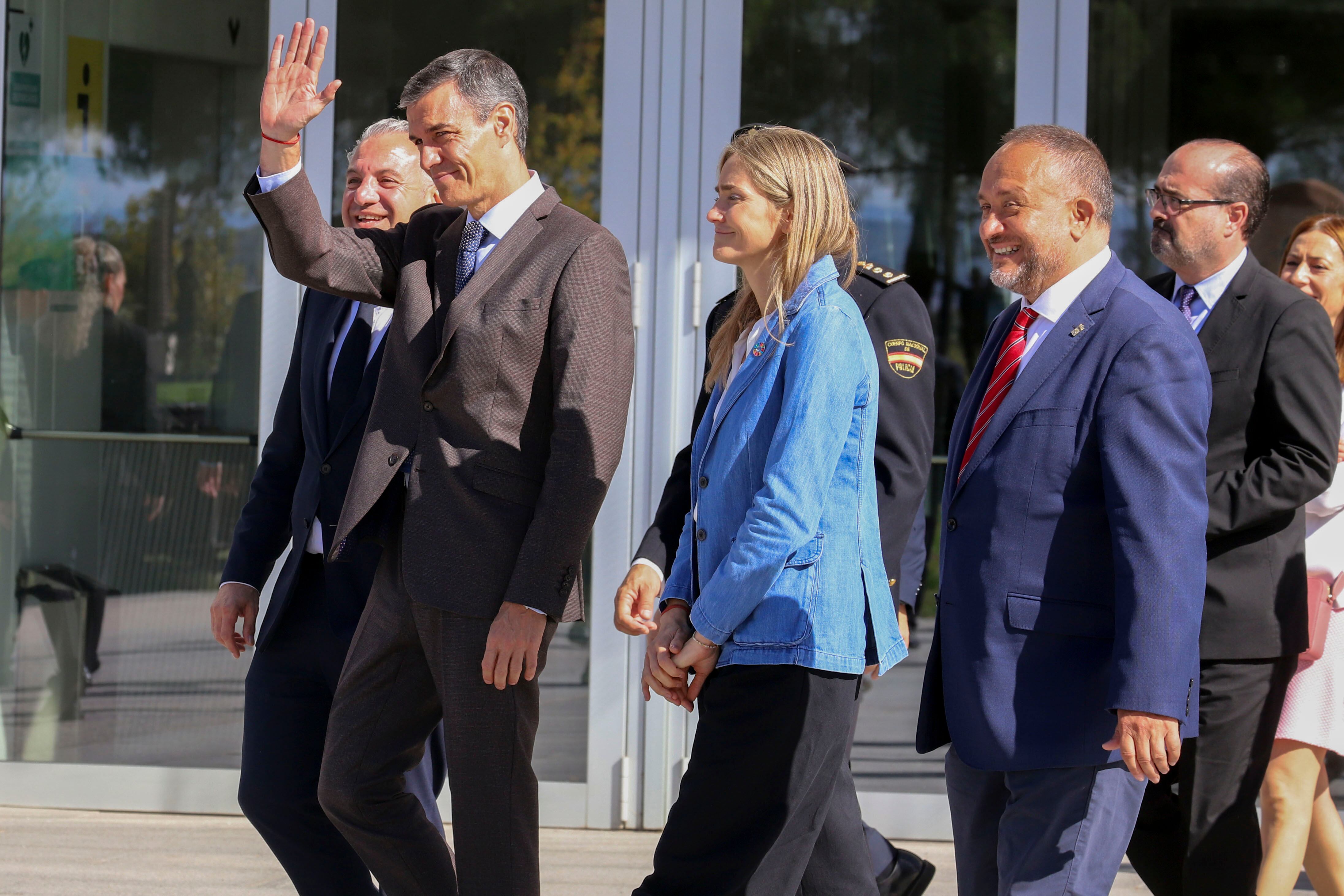 PONFERRADA (LEÓN), 14/10/2025.- El presidente del Gobierno, Pedro Sánchez (2i), acompañado por el delegado del Gobierno en Castilla y León, Nicanor Sen (i), y la vicepresidenta y titular para la Transición Ecológica, Sara Aagesen (c), saluda a su llegada a la convención climática celebrada este martes en Ponferrada (León). EFE/ Ana F. Barredo