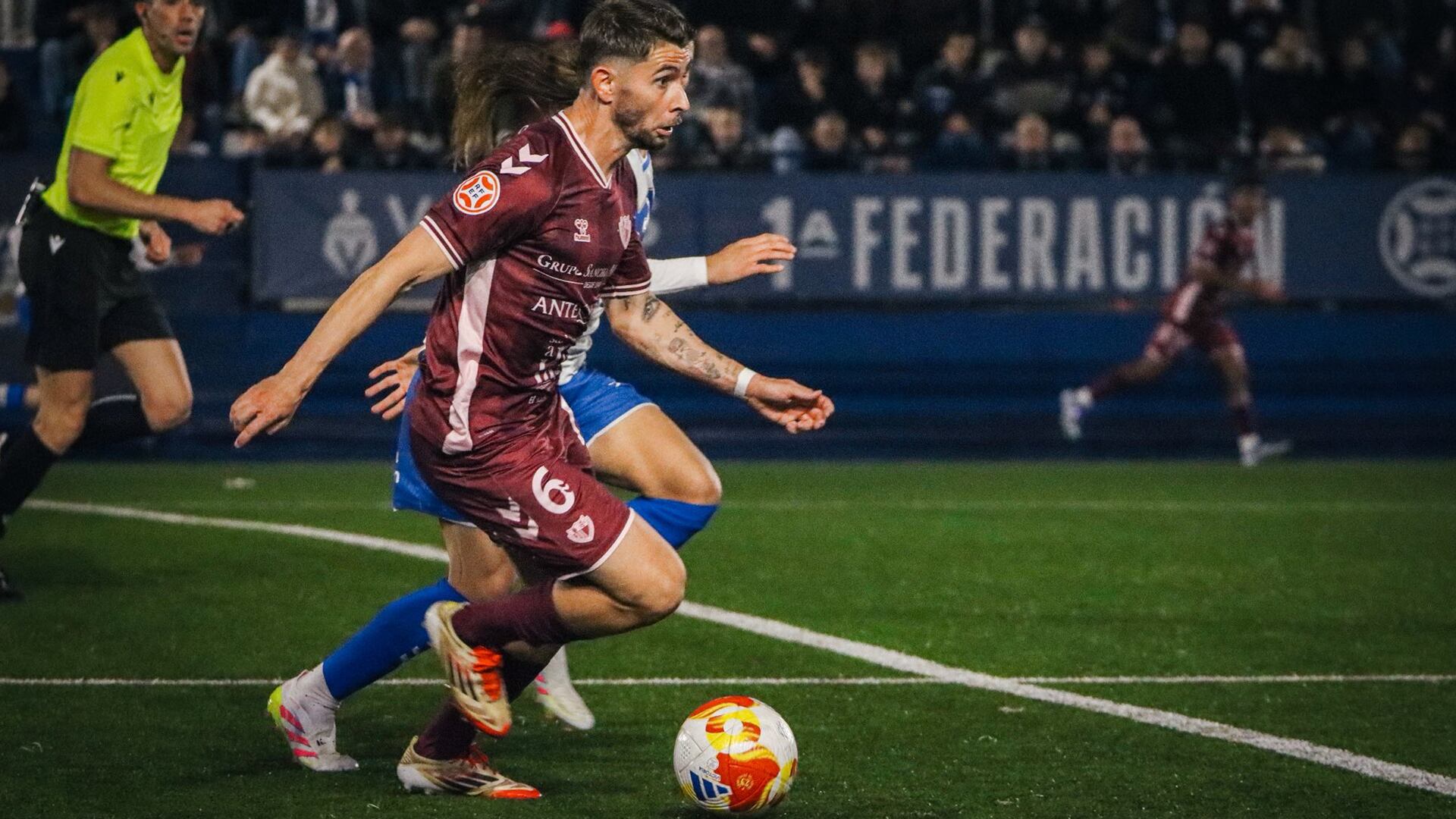 David Ramos conduce la pelota en el Nou Sardenya