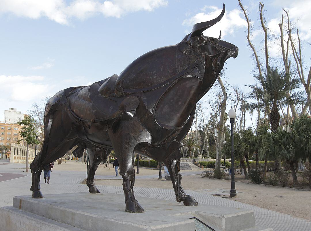 Escultura del 'Bou al Carrer' de Melchor Zapata en el Parque Ribalta de Castelló