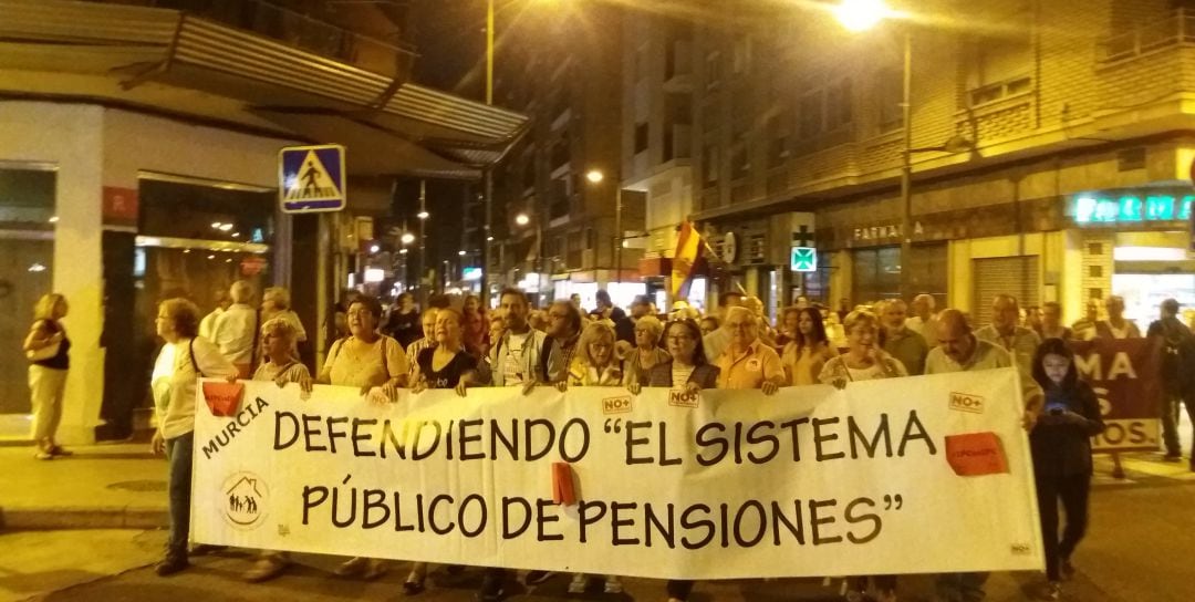 La cabeza de la manifestación en la calle Puerta Nueva