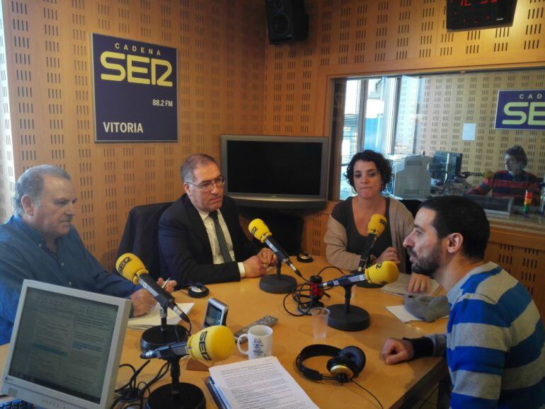 Representantes del Gobierno vasco y de la Plataforma debaten