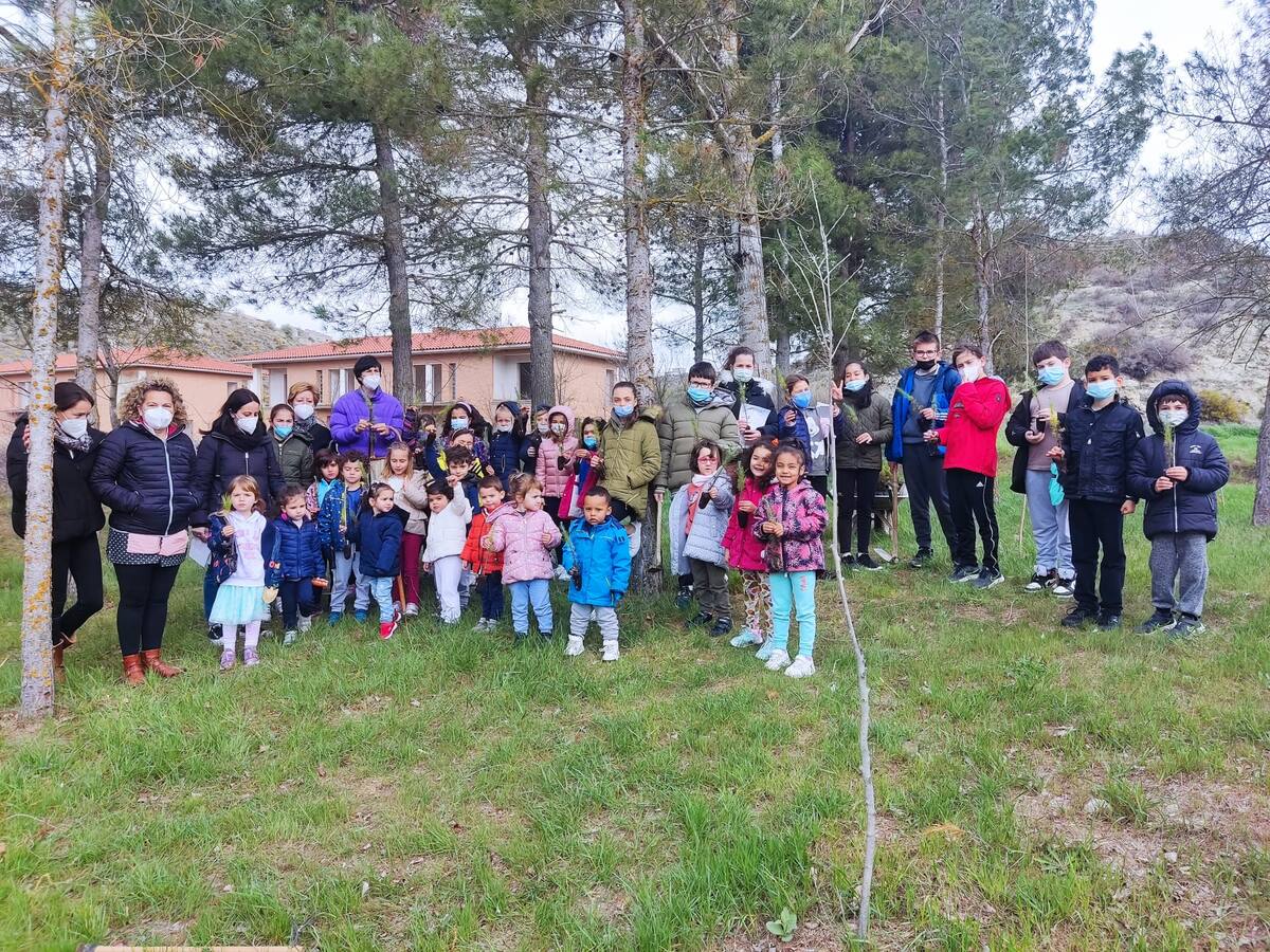 El colegio de San Esteban de Litera planta árboles en el Día Mundial de los Bosques