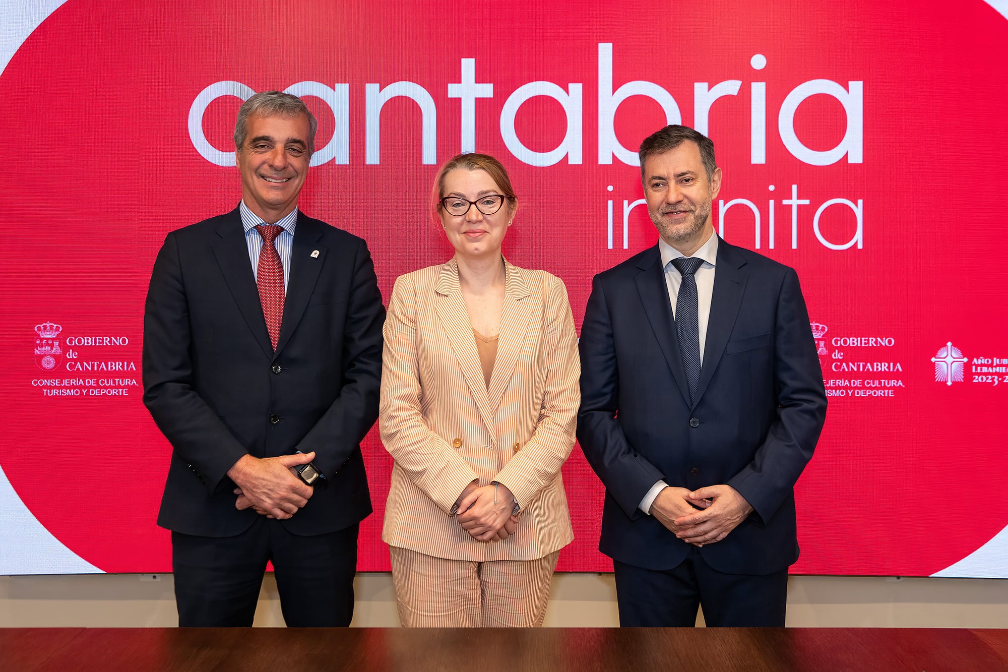 La consejera de Cultura, Turismo y Deporte, Eva Guillermina Fernández, acompañada por el directora general de turismo, Gustavo Cubero y Luis Martínez, director de Cantur.