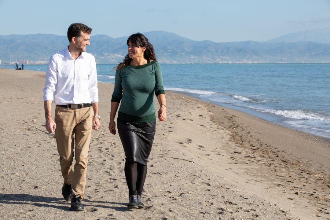 Antonio Maíllo y Teresa Rodríguez pasean por la playa de Torremolinos