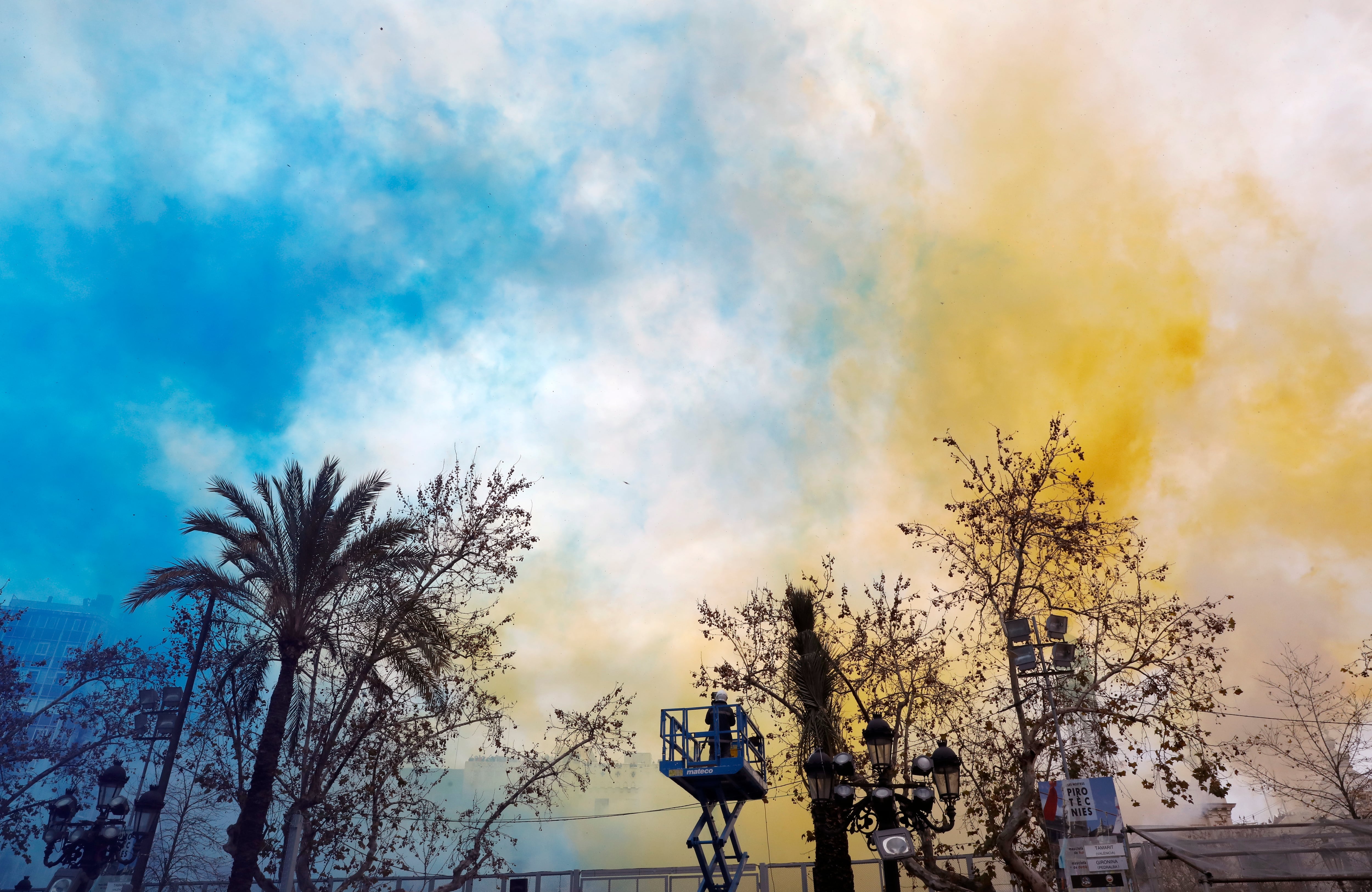 La quinta mascletà de las Fallas de València ha sido un emotivo homenaje al pueblo ucraniano, con un minuto de silencio en señal de respeto y gestos como los colores azul y amarillo de la bandera de Ucrania dibujados en el cielo por la pirotecnia Tamarit.