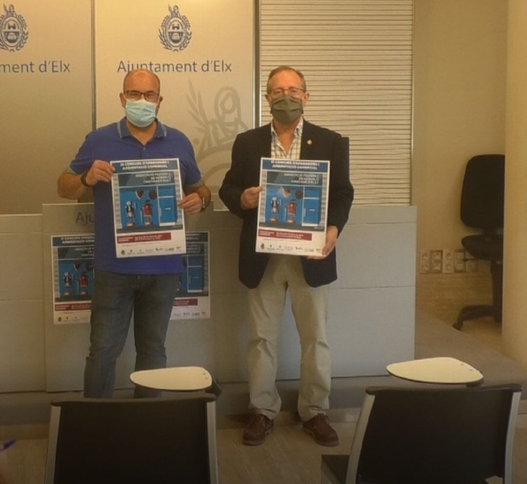 Felip Sánchez, concejal de comercio, y Julián Fernández, presidente de la Asociación de Moros y Cristianos