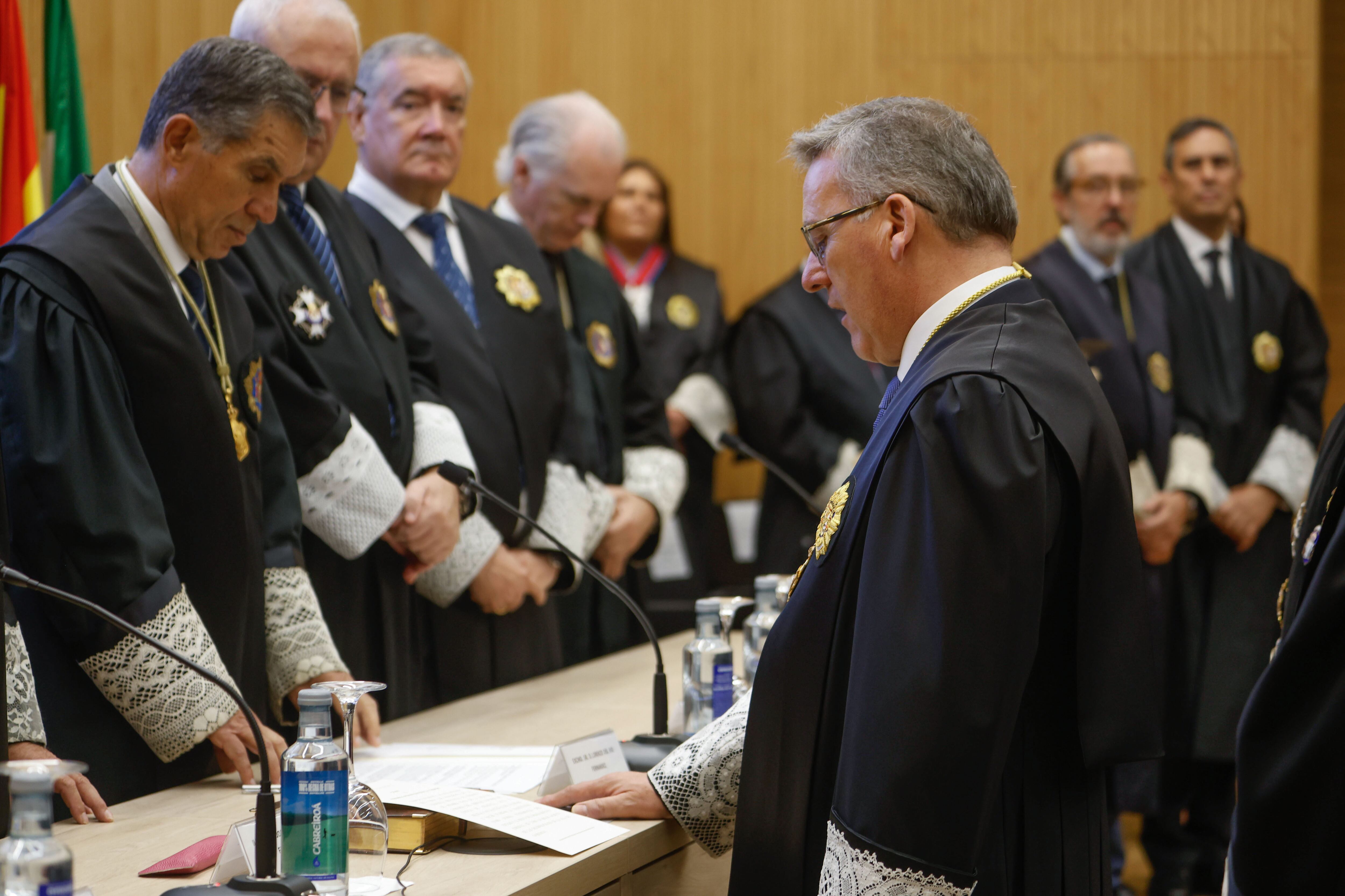 CÓRDOBA, 16/07/2025.- El presidente del Tribunal Superior de Justicia de Andalucía (TSJA), Lorenzo del Río (i), durante la toma de posesión de Miguel Ángel Pareja (d) como el nuevo presidente de la Audiencia de Córdoba este miércoles en la ciudad andaluza. El presidente del Tribunal Superior de Justicia de Andalucía (TSJA), Lorenzo del Río, ha defendido este miércoles que la cuestión prejudicial a la sentencia del Constitucional sobre los ERE planteada por la Audiencia de Sevilla al Tribunal de Justicia de la Unión Europea (TJUE) es un mecanismo &quot;perfectamente legítimo&quot;. EFE/ Salas
