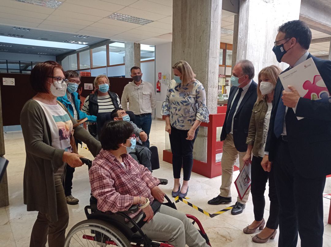 La consejera de Familia e Igualdad de Oportunidades, Isabel Blanco, ha visitado la exposición 'CAMPart',