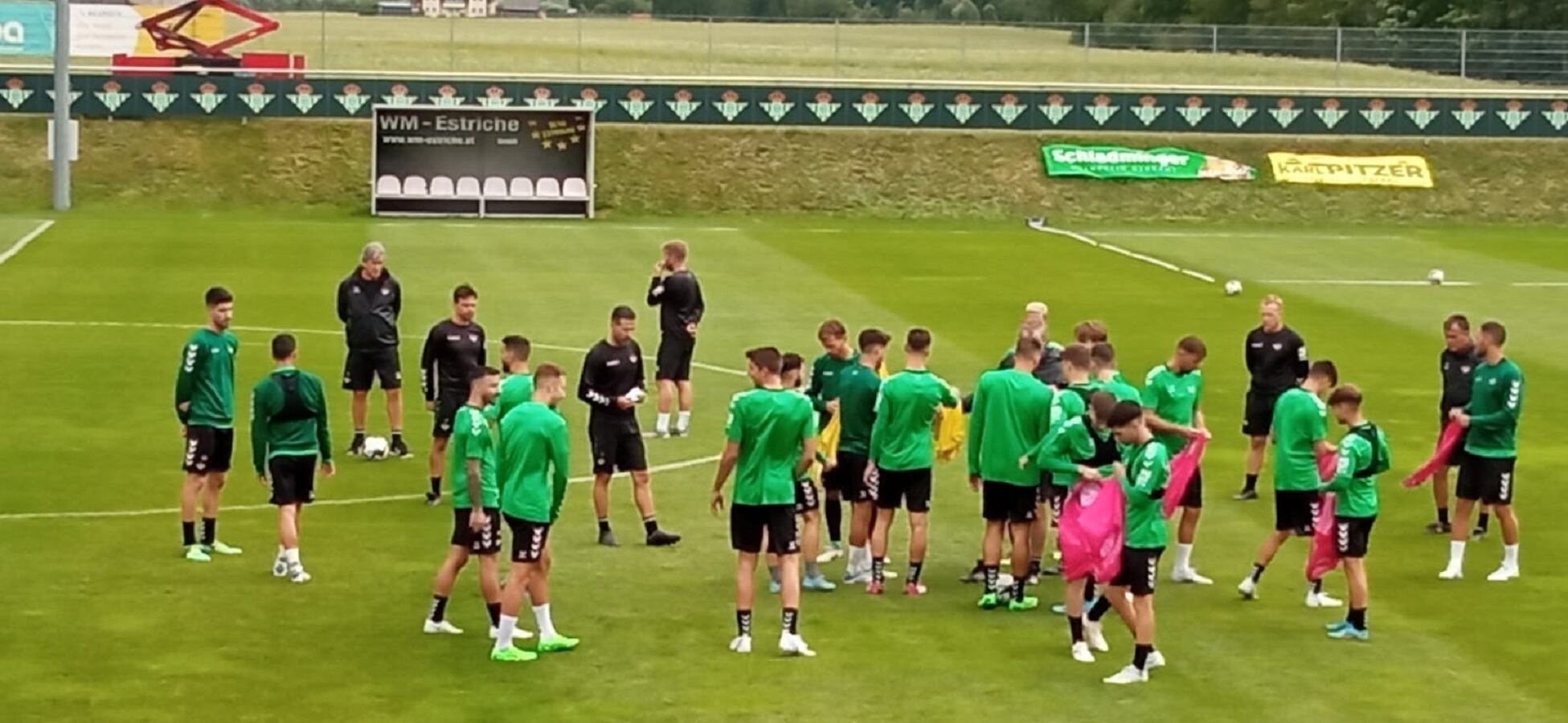 Manuel Pellegrini observa atento a sus jugadores durante el entrenamiento de este lunes en la concentración de Austria.