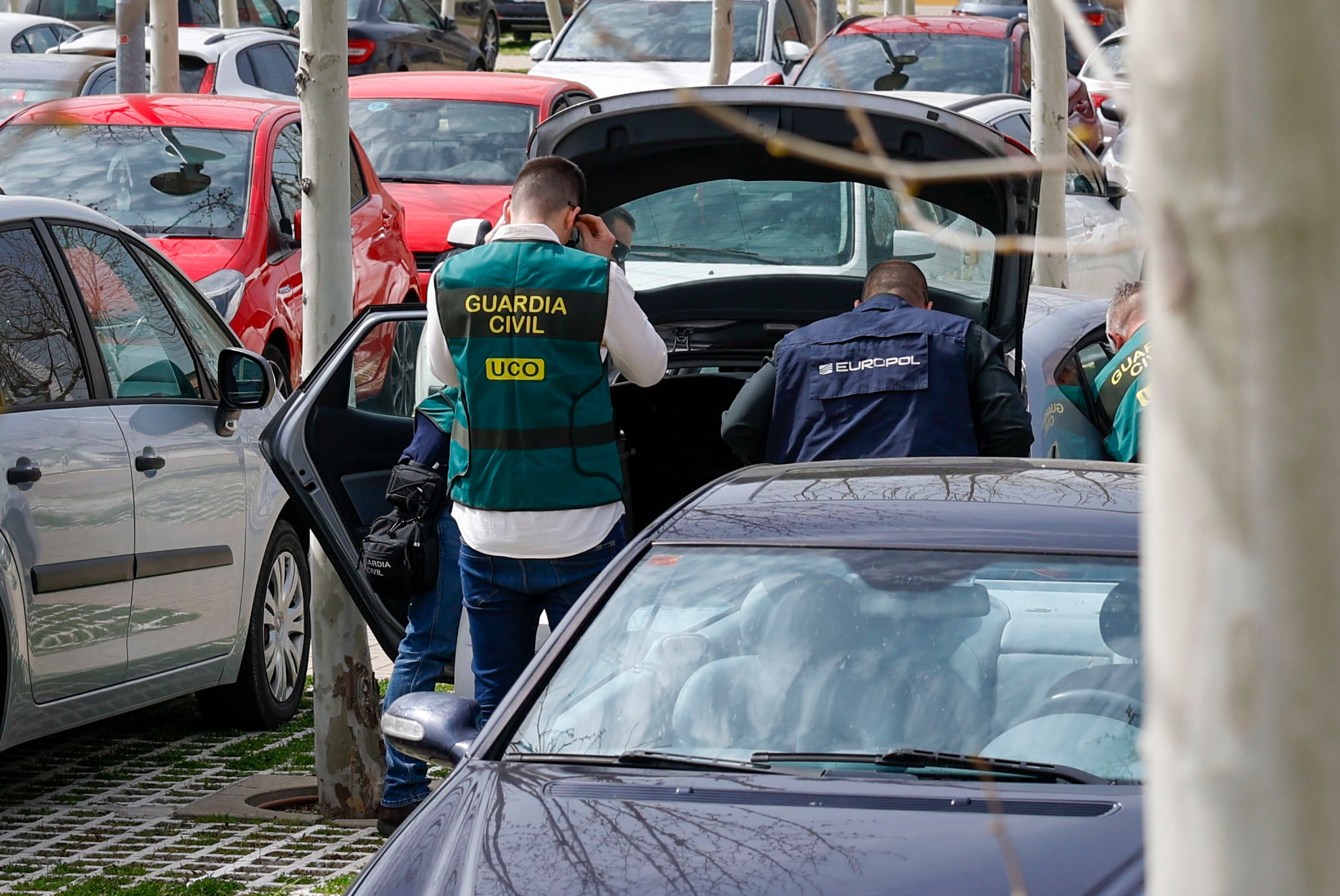 Agentes de la UCO, a la salida este miércoles de la sede de la Federación Española de Fútbol.