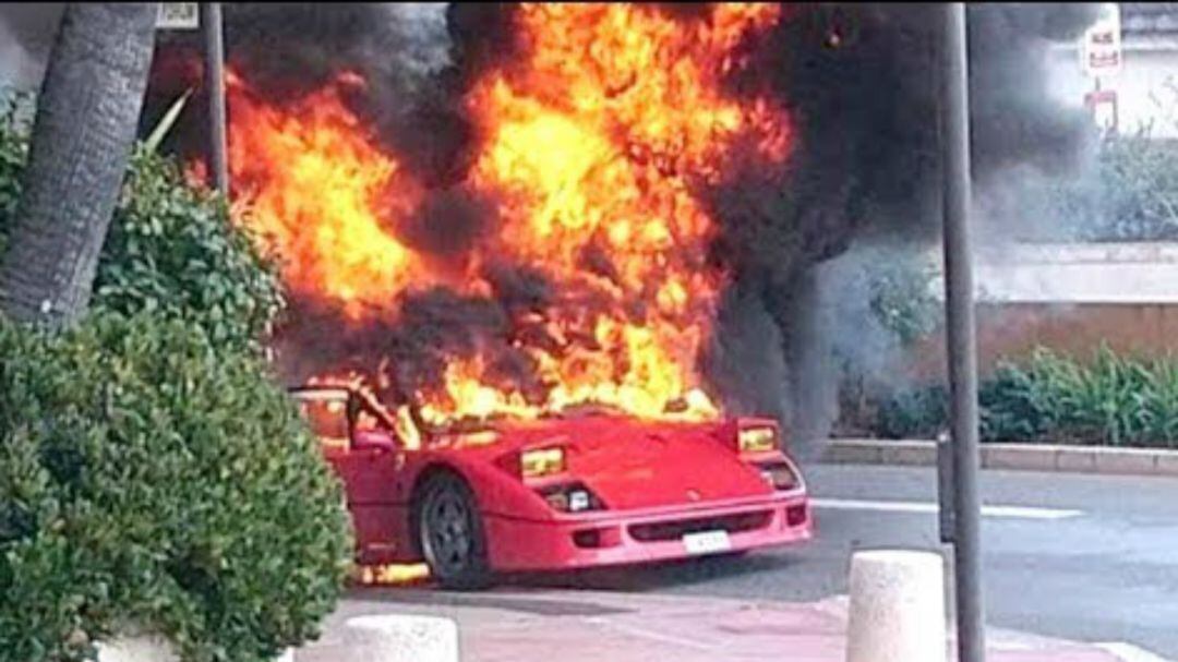 Un Ferrari F40 se quema en la calle