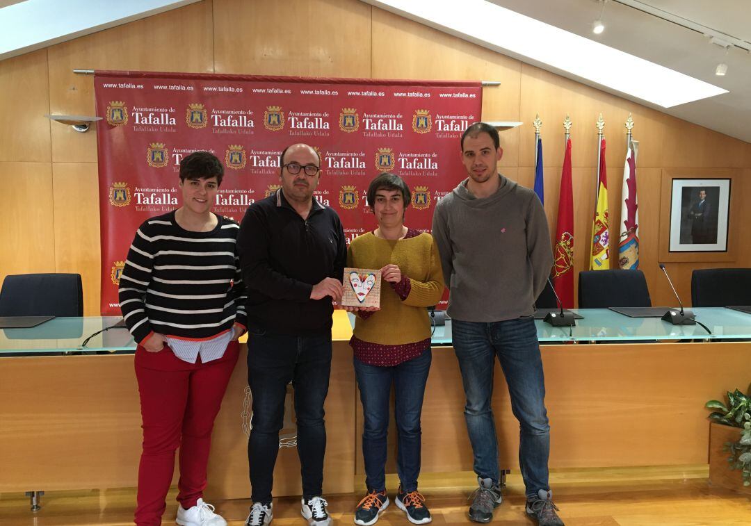 Goizeder Juango (concejala de Igualdad de Tafalla), Carlos Montoya y Cristina Martínez (Laiak) y Alejandro Antoñanzas (CDZM)