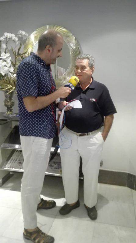 Augusto Delkáder, con Juanjo Hernández, en El Mirador de La Ventana de Aragón, a su llegada a Zaragoza