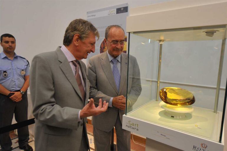 El presidente de la Royal Collections, Fulgencio Alcaraz, con el alcalde, Francisco de la Torre, ante una de las piedras de la colección