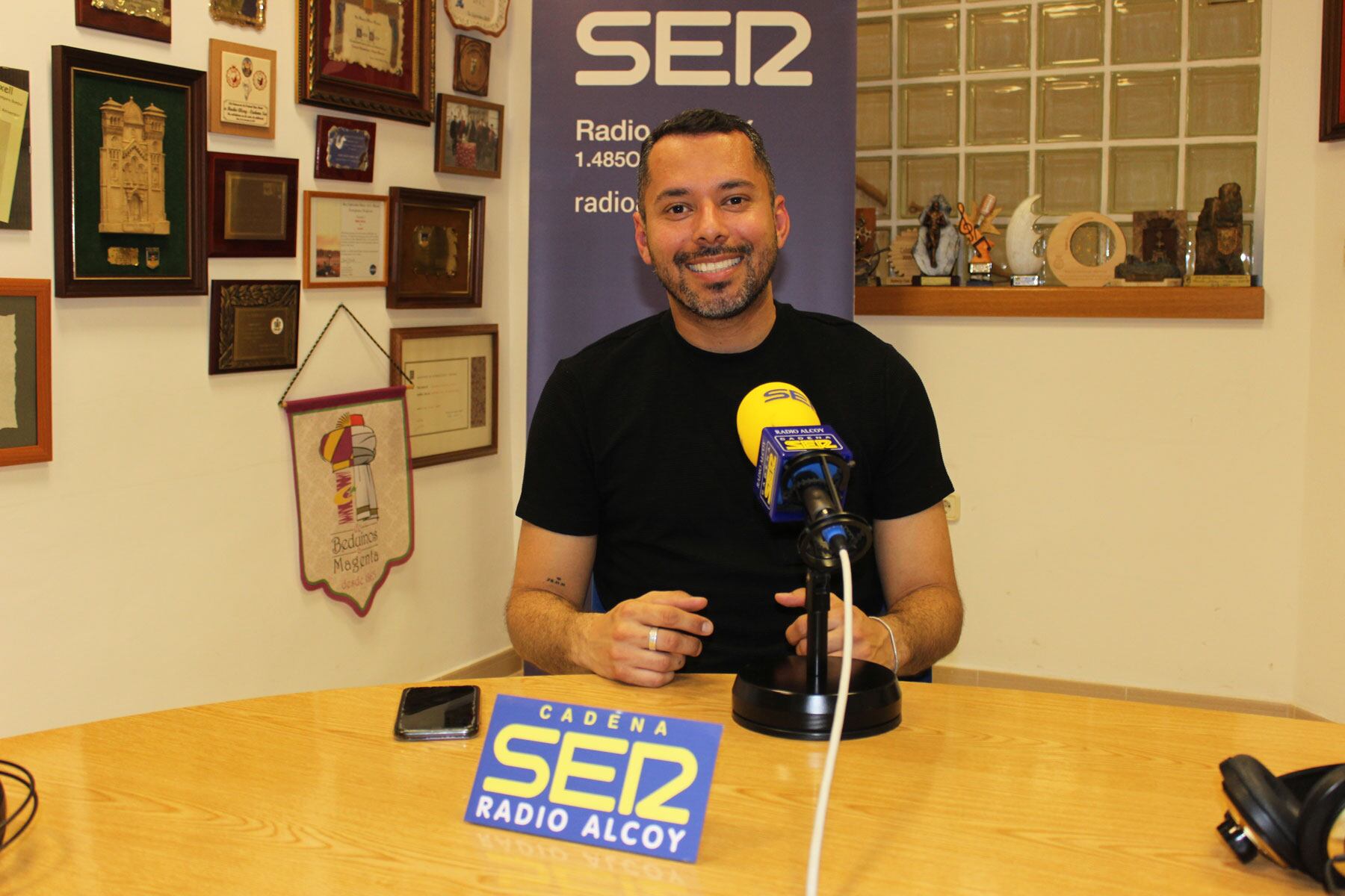 Rodri Gomes, encargado de la cafetería Lailo, en el estudio central de Radio Alcoy