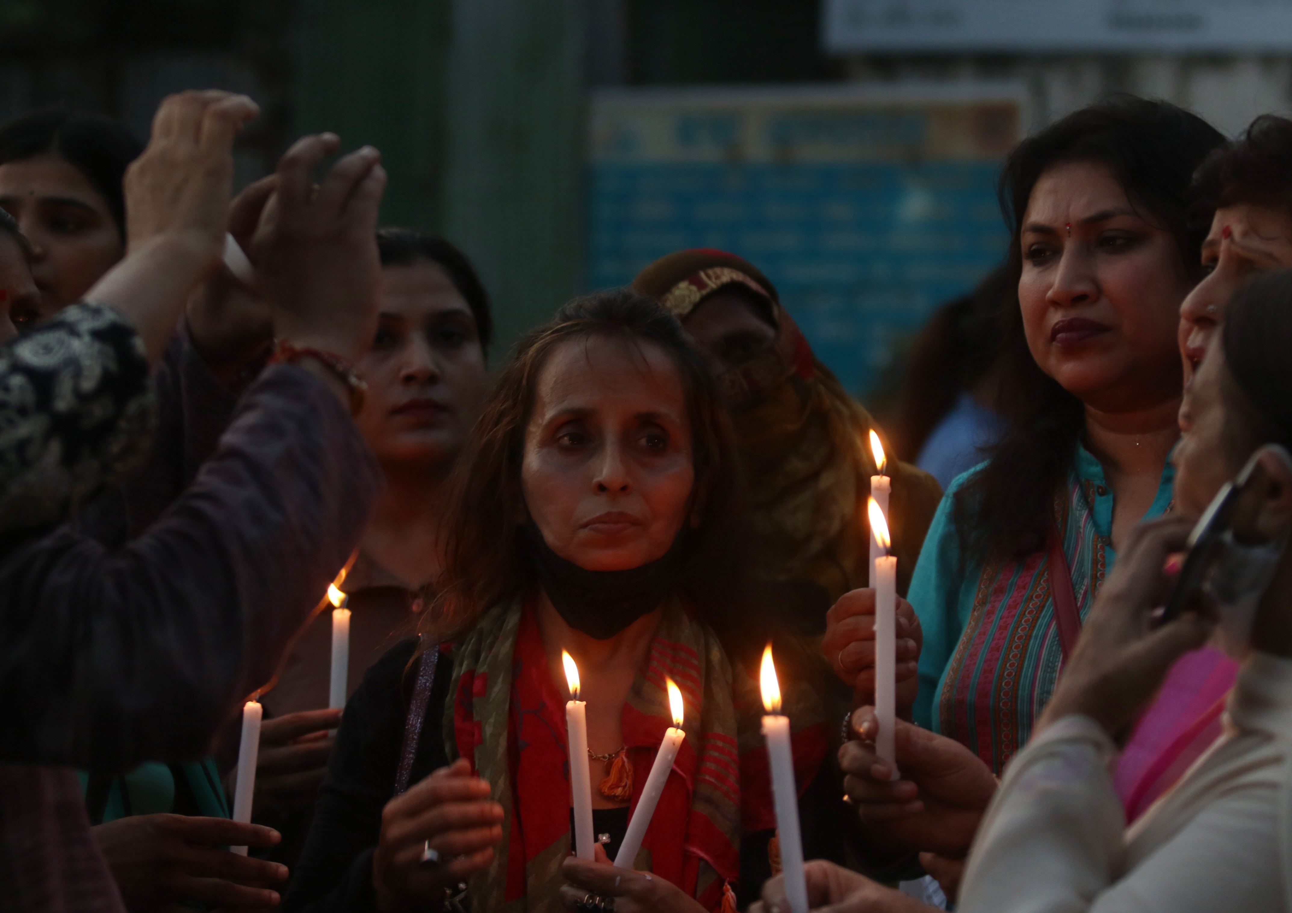 Protesta en Nueva Delhi contra la violación y asesinato de una joven de 21 años.